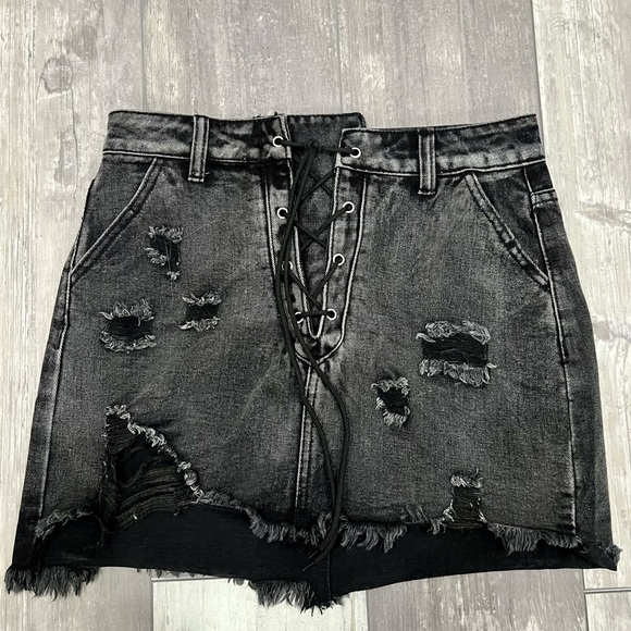 Cute denim skirt Size 6. Worn once! - Picture 1 of 4